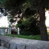 L'ingresso della grande masseria, anche questa abbandonata, che ancora oggi � visibile proprio di fronte a villa Attolico